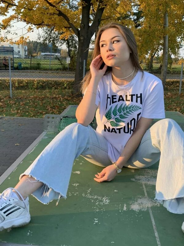 biały tshirt z zielonym liściem