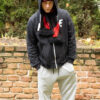 raper pikers ubrany w szalik bóg jest Łysy oraz czapkę bjł
