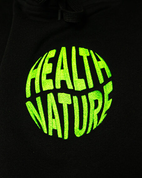 zbliżenie na logo kula hnn firmy health nature