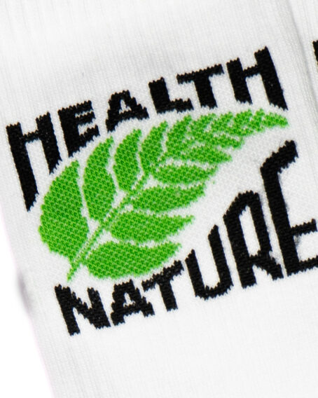 Zbliżenie na logo health nature na skarpetkach firmy hnn pikres sklep mfc młody bóg