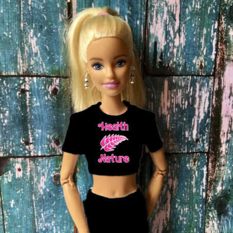 zdjęcie przedstawia lalkę barbie ubrana w czarną koszulkę firmy health nature hnn pikers sklep mfc młody bóg