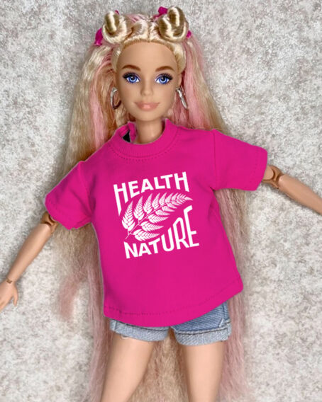 zdjęcie przedstawia lalkę barbie ubrana w różową koszulkę firmy health nature hnn pikers sklep mfc młody bóg