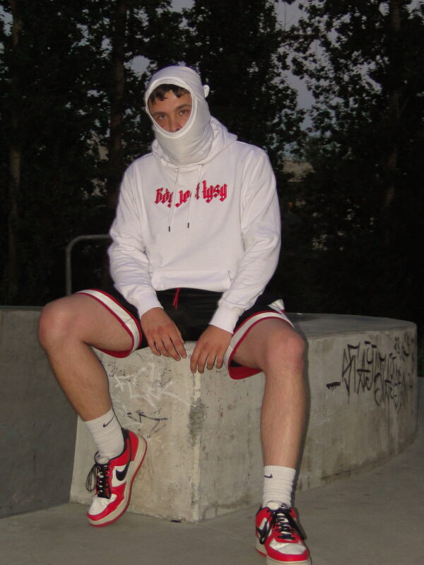 białe hoodie bóg jest łysy (haft)