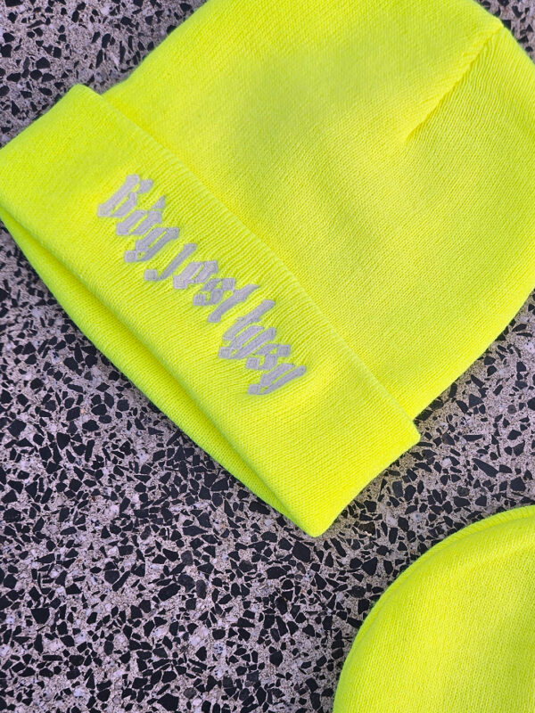 neonowa czapka zimowa bóg jest łysy