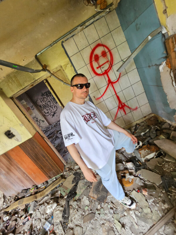 biały tshirt bóg jest łysy chained