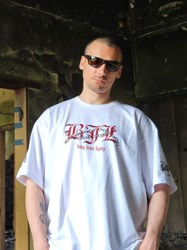 biały tshirt oversize bóg jest łysy chained